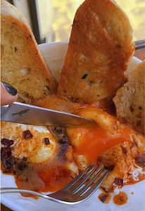 Huevos Turcos: receta fácil de desayuno con yogur y pimentón