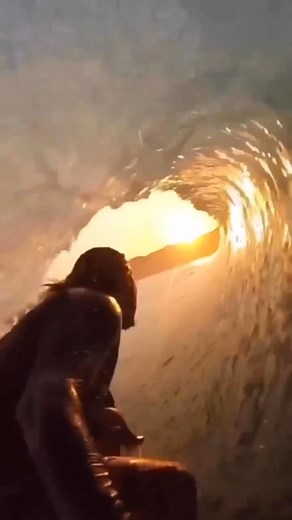 Che POV preferisci? Quello di @jackson_bunch_surfer_ o quello di @mikalajones__? Di sicuro stare nell'onda 🤩🌊 @quiksilver #surf #surfing #tubewave #pov #quiksilver #quiksilversurf | California Sports