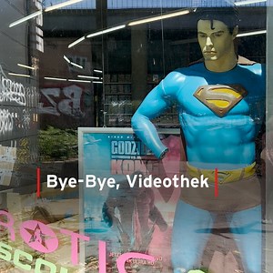 Tausende von Filmen und Serien, amerikanische Snacks und verstohlene Blicke Richtung Ab-18-Abteilung. Der Besuch in der Videothek war immer ein kleines Abenteuer. Damit ist es aber nun vorbei. Die letzte große Videothek in Berlin hat zugemacht. Die Abschiedsreportage lest ihr hier: rbburl.de/videoschlusss | rbb24