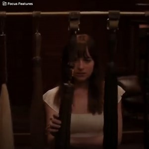 "Dakota Johnson była gotowa na wszystko. 50 twarzy Greya zmusiło ją do wydobycia całej swojej namiętności, ale nigdy nie spodziewała się, że przeżyje swój najgorszy zawodowy koszmar. W obliczu ogromnego stresu, zmiana jej głównego partnera spowodowała niewyobrażalny chaos, Jamie Dornan zrobił wszystko, aby zapewnić spokój i ciszę, ale nagrywanie było piekłem dla kogoś, kto nigdy nie był w filmie." | Ikony