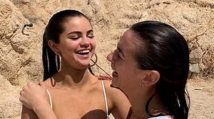 “Masterstroke Of PR Spin”: Selena Gomez Dragged Over Beach Vacation As Netizens Notice Odd Detail