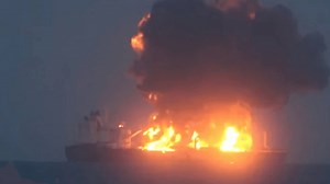 Arde barco cargado con gas por aparente ataque en golfo de Adén