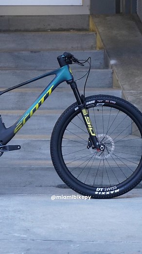 A SCOTT SPARK RC WORLD CUP TR foi criada para ser considerada a melhor bicicleta de cross country do mercado. 😎PRINCIPAIS CARACTERÍSTICAS Spark RC Carbon HMX Frame ● RockShox SID Select RL3 120mm Fork ● RS Nude 5 RL3, 120mm, TwinLoc ● SRAM X0 Eagle AXS Transmission ● SRAM Level Disc Brakes ● Syncros Silverton 1.0 Carbon Wheels ● Maxxis Rekon Race Foldable Tires ● FOX Dropper Post, Syncros CF Parts U$ 11.550 📲Garanta a sua aqui na Miami Bike. Entre em contato com os nossos vendedores no link da