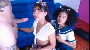 Zwei lustige Mädchen geben tiefe Blowjobs