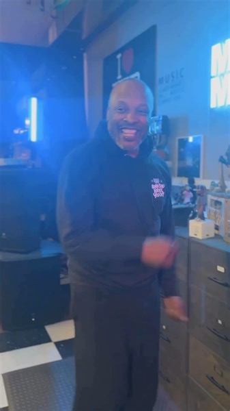 TFW you’re just tryna to throw a magnificent house party to celebrate your born day but then @wearedelasoul shows up and makes it a whole ass concert! 🏆🏆🏆🫡🫡🫡 🎥: @djjazzyjeff 🎂🎂🎂 | Rock The Bells