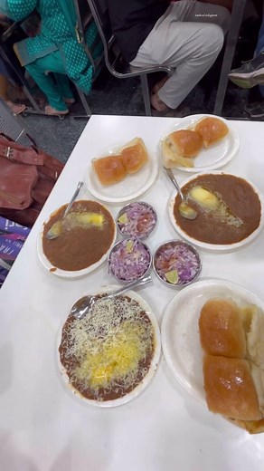 Visited Sardar Pav Bhaji at Tardeo to see what the hype is all about and omg it is totally worth it Credits @dash.of.delightzz #pavbhaji #sardarpavbhaji #mumbai #tardeo #explore #instareels #instavideo #indianstreetfood | Whats Hot Mumbai