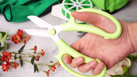 WILLBOND 121 Pcs Floral Arrangement Tool Kit, Rose Thorn Remover Pruner Trimmer Gloves 22/26 Gauge Paddle Tie Stem Pearl Corsage Pin Pruning Shears, Florist Tool Gift for Women(Green)