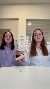 [ Comptine signée 🎼] Découvrez la comptine signée "À Table" ! 🍽️✨ Rendez le moment du repas encore plus plaisant avec une touche pédagogique destinée à éveiller les tout-petits !😊👶 | Babilou