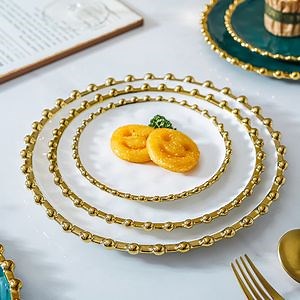[Hot Item] Plato de cena de cerámica verde y blanca con logo personalizado para fiesta de boda, plato cargador con borde dorado y cuentas