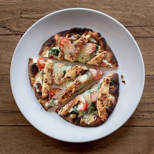 Happy December! Start off this busy month with a DELICIOUS homemade pizza using our meatless chick'n strips. Click the link in our bio for the full details on this irresistible pizza http://bit.ly/2OdRY3B | Gardein