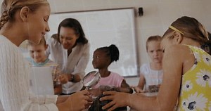 「クラスでレンズを使って生徒の検査を引き起こす岩石を配置する教師は、アニメーションの亀裂ハイライトを使用しています。教育, サイエンス，発見，探査， チームワーク，子ども，学習」の動画素材（ロイヤリティフリー）3828426749 | Shutterstock