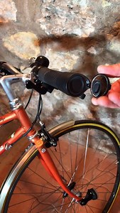 CORKY URBAN - Flat Bar Rearview Bike Mirror Brand: @the_beam_eu 🎥: @_vintage_bikes_cycling_ 👉 Le rétroviseur CORKY URBAN de la marque THE BEAM améliore votre sécurité au quotidien 🚲 Grâce à son miroir convexe à 120°, il offre une visibilité claire et large jusqu’à 100 mètres derrière vous. Discrètement intégré au bout du guidon, il se déploie instantanément quand vous en avez besoin. Compatible avec tous types de vélos et trottinettes, il s’installe facilement avec deux options de fixation (f