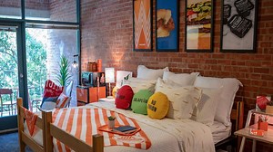 WHATAMAKEUP! Woman creates Whataburger logo on her eyeshadow