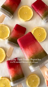 🍭 Tutti Frutti, fast hälsosamt! ☀️ Letar du efter ett roligt, fräscht och barnvänligt sätt att smyga in lite välmående i mellanmålet? Vi har dig! Dessa hallon-, citron- och mynta-päron-pinnar är den perfekta sommarglassen – och ja, de smakar lika gott som de låter! 😋 Oavsett om ni svalkar er vid poolen eller har en lekstund i trädgården, förenar detta #ZinzinoRecept naturliga ingredienser med familjekul. 👩‍🍳 Så här gör du dem: 1️⃣ Mixa hallon, vatten och några torkade lavendelblommor. Häll i