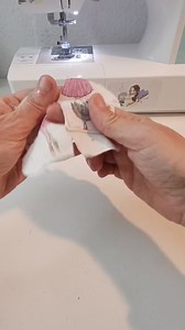 LISEZ MOI SVP J'ai ajouté le patron PDF en taille XS pour les très petit visages de nos plus petits Vous retrouverez en dossier zippé sur ma boutique Etsy le patron PDF au format classique en français ,anglais ,espagnol , allemand et le PDF petite taille en français . Tuto pour patch oculaire pour enfant atteint d'amblyopie ou autres pathologies nécessitant un cache oeil ,taille classique ,tuto ici https://fb.watch/rtSVvooFsw/ Cache oeil en tissu lavable pour les enfants qui ne supportent plus l