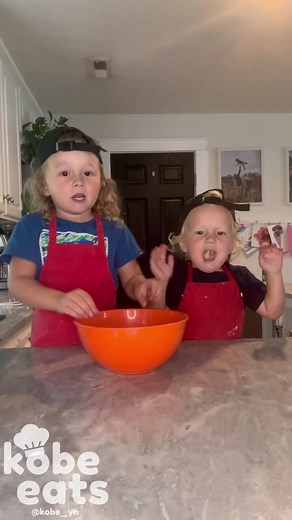 31K views · 1.9K reactions | Meatballs with a side of babes … gas. 藍藍藍 we prefer meat balls over a meat sauce. Make your meatballs, add them in your preferred sauce that’s simmering on the stove! Sit on stove for a little while your oven heats and bake them at 350 for 30 minutes!(& yes hands were washed and counter cleaned numerous times, but ya can’t fit it all in 60 seconds 藍) #spaghetti #meatballs #pasta #easydinner | KOBE EATS | Facebook