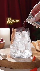 Paloma De Miel Caliente 2 oz de tequila 1 oz de jugo de pomelo 1 oz de jugo de arándano 1 / 2 oz de miel caliente (ajuste a su preferencia) Agua con con gas superior #drinkidea #mocktail #drink #Mixología #mixología #EspírituNavideño #cocktailrecipes creditos a el.jengibre.borracho | CocteLover-Bartender Passion/Curso