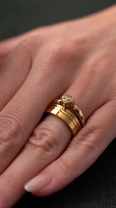 7.9K views · 4.3K reactions | Conjunto que fala por si próprio, ma-ra-vi-lho-so  Compre pelo nosso site www.romanialiancas.com.br ou se preferir, nos chame no WhatsApp clicando no link da bio  #aliancas #alianças #anel #casamento #voucasar #noivado #noivei #marido #mulher #namoro #namorados #acessorios #amor #amoreterno #bodas #namorado #namorada | Romani Alianças | Facebook