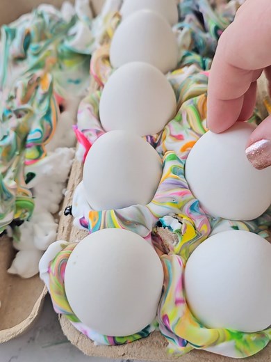 Shaving cream Easter eggs...doesn't get much easier than this!!🙌🐰Only the vibrant dyes linked in my Amazon favorites work! No boiling the eggs required either. #shavingcream #easteregg #eastereggdecorating #easterideas #easterdiy