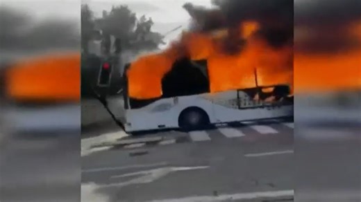 VIDÉO - Nîmes : les images impressionnantes d'un bus scolaire qui prend feu, dix enfants évacués