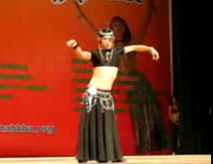 Video | Bărbaţii din China învaţă să danseze din buric