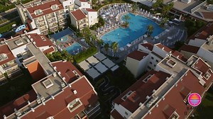 Situated amidst the lush green gardens and infinite Mediterranean azure, Barut B Suites offers fun activities to meet the expectations of guests of all ages. Die Barut B suites welche zwischen das unendliche Blau und Grün des Mittelmeers liegt, umarmt mit seinem Konzept, welches den Ansprüchen der Familien gerecht wird, Gäste unterschiedlichen Alters mit verschiedener Unterhaltung. Akdeniz'in sonsuz mavisiyle yeşili arasında konumlanan Barut B-Suites, ailelerin beklentilerini karşılayacak şekild