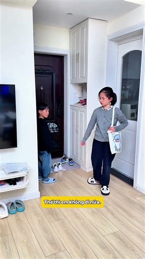 Chị đi được chứ em thì ở lại với mẹ nhé!