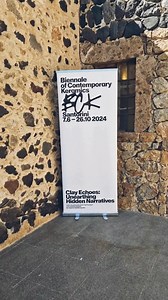 🇬🇷👇 Έχετε μία ευκαιρία ακόμα! ⏳️ Η έκθεση σύγχρονης κεραμικής “Her Hands Were Muddy When We Met” από την Sealed Earth Gallery, στο πλαίσιο της πρώτης Biennale Σύγχρονης Κεραμικής στη Σαντορίνη, παραμένει ανοιχτή για το κοινό μέχρι και τις 5 Ιουλίου. Τα εξαιρετικά έργα τέχνης των Μάρω Μελένιου, Νάσια Παυλίδου, Αγγελική Σταματάκου, Μαρίνα Ταλιαδούρου και Λεώνη Γιαγδζόγλου, σας περιμένουν για να σας ταξιδέψουν στην αιχμή της κεραμικής τέχνης. 🕑Ωράριο Λειτουργίας: Τρίτη έως Κυριακή 10:00 – 18:00