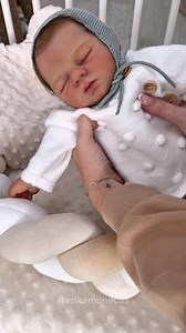 145K views · 4.1K reactions |  Un momento mágico con nuestro bebé de silicona... Con pelito natural injertado, cuerpo completo de silicona y sistema de líquidos Tan real que parece que respira…  ¿Te imaginas tener uno así en tus brazos? Toda la información sobre Michael en este enlace  https://erikamunecas.com/producto/reborn-michael-silicona-premium/ | Erika Muñecas | Facebook