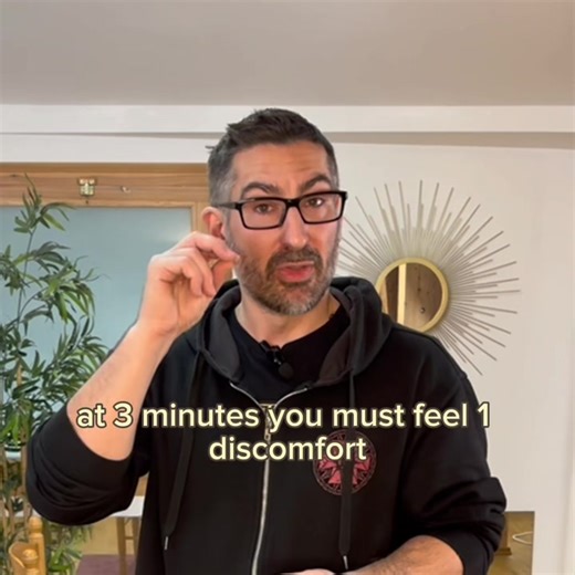 Douleurs d’épaule ? Capsulite ? Gilles Beaumé, kinésithérapeute, explique la capsulite rétractile et des principes de rééducation pour soulager les douleurs d'épaule. Gilou guide les spectateurs à travers les techniques et les exercices essentiels pour améliorer cette condition. Cette ressource fait partie d'une série de vidéos visant à prendre en charge la capsulite et autres douleurs d'épaule. Les hashtags associés sont : #douleurs #épaule #capsuliterétractile #tendinite #algodystrophie Should