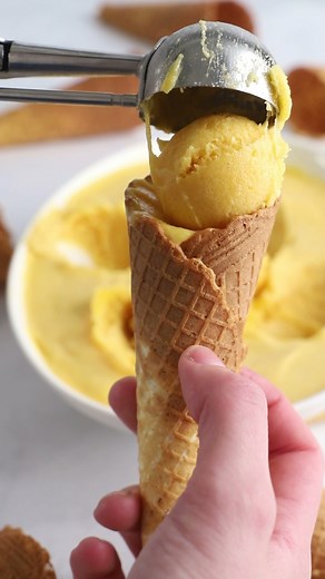 ⬇🇩🇪 L’ingrédient indispensable pour faire vos sorbets maison ! 🍧 Pour 1L de préparation vous aurez besoin : - 190gr d’eau - 200gr de mix sorbet - 500gr de purée de fruit Les ingrédients sont disponibles sur notre site. 😊 Rendez-vous sur notre blog pour plus de recettes de glaces🍦 : https://cakelicious.ch/fr/blog/ete-et-glaces-c17 - Die unverzichtbare Zutat für selbst gemachte Sorbets ! 🍧 Für 1L Zubereitung benötigt ihr : - 190g Wasser - 200g Sorbetmix - 500g Fruchtpüree Die Zutaten sind au