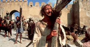 Nach Kritik: "Das Leben des Brian"-Star stellt klar – Umstrittene Trans-Szene bleibt - TV SPIELFILM