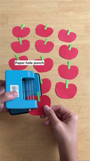 There is so much learning going on in this simple apple threading activity! As children thread the pipe cleaner through the small holes in the apples, they are honing their fine motor skills and working on number sequence at the same time. More fun apple theme activities here: https://happytotshelf.com/apples-theme-learning-activities-and-shelf/ 👉🏻 Recommended for 2 to 3yo. 👉🏻 For older preschoolers between 4 to 6yo, draw 1 to 10 dots on the apples or use multiple of 2. | Happy Tot Shelf - R