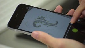 【忙しい方にこそ知って欲しい、生産性向上のお話】#Illustrator 編 Adobe Capture CC を使って、手書きのイラストをスマホで撮影して画像をシェイプ化。 クリエイティブクラウド ライブラリから、Illustratorで開くとベクトルオブジェクトとして編集可能に。 モバイルとの連携で、素材制作の生産性が向上します。 oak.ctx.ly/r/5ej83 #クリエイティブクラウド | Adobe Creative Cloud