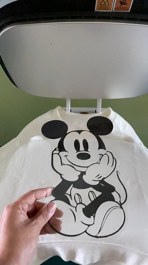 1.4K views · 21 reactions | ✨El vinil textil glitter de Siser America Latina es súper brillante y queda perfecto en sudaderas y cualquier prenda que quieras personalizar.  ¡A los niños les va súper bien! El rollo de 1 metro de vinil glitter lo tenemos en $199 o la hoja de 12x12” en $99. Consulta nuestra tienda en línea www.maikit.me #viniltextil #vinilglitter #prensatermica #siservinyl #siserlatinoamerica #silhouetteportrait #craftexpress | Maikit | Facebook