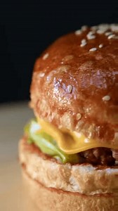 Burger de boeuf frais au fromage : vidéo de stock (100 % libre de droit) 3885997131 | Shutterstock