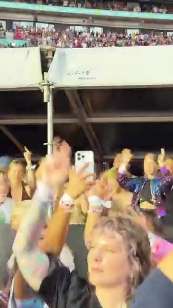 The vip tent during shake it off! Name everyone that you see! 🤩 (Via: tiktok/nas.archives) | MUCH