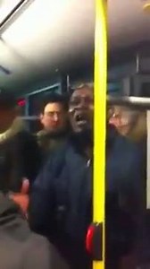 Il se frotte à un gay dans le bus et péte un cable ! | 242tv
