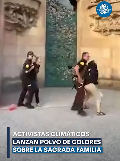 Activistas climáticos arrojaron polvo rojo y negro sobre la emblemática Sagrada Familia de Barcelona el domingo 31 de agosto, expresando su indignación por los incendios forestales que han devastado partes de España durante el verano #LaSagradaFamilia #Barcelona #España #activistas