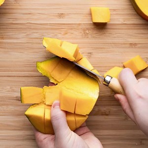 1.8K views | This is an easy, tried-and-true method to cutting a mango. 省 We give step-by-step instructions with photos showing how to peel and dice mangoes at the link in the bio. | Simply Recipes | Facebook