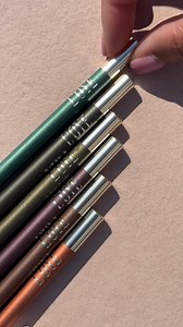 Heb je Bruine ogen? Dan laten deze Smooth Pick-up Liners je ogen nog meer accentueren: Wanna Date, Win Me, Toast to Us, Olive you Lots, Heart of Gold en Your Number! 🤎 Shop via loyecosmetics.com/pages/smooth-pick-up-liners #loyecosmetics #loye #eyeliner #eyelinerhack #makeuphack #longlasting #waterproofmakeup #summerproofmakeup #pickupliners | L'OYÉ Cosmetics