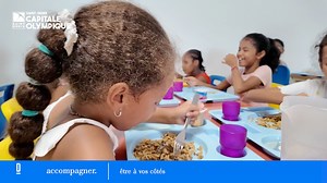 Dans les coulisses des cantines scolaires de Saint-Denis 🍽️ À l'école Bouvet, une équipe passionnée prépare chaque jour plus de 650 repas pour nos petits écoliers. Sous la direction du chef cantinier, tout est orchestré avec précision : de la réception des aliments à la cuisson. L’hygiène est bien entendu une priorité, avec des protocoles stricts pour garantir des repas sains. Les équipes de la Ville mettent tout leur cœur pour offrir des repas savoureux aux enfants, alliant rigueur et plaisir 
