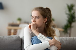 4 Tanda Wanita Masih Kesepian Padahal Sudah Punya Pacar - GenPI.co