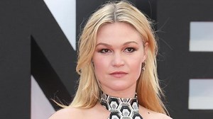 Julia Stiles pregnant with first child