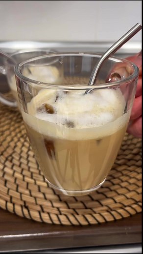 TRUCO PARA LOS AMANTES DEL CAFÉ CON HIELOSi sois amantes del café con hielo como yo, y más ahora que estamos en época estival, este truco os vendrá que ni pintado.¿Cuántas veces por ponerle demasiado hielo al café se os ha quedado excesivamente aguado y pierde el sabor tostado que debería de tener para disfrutarlo? Seguro que muchas, el truco básicamente es hacer hielos de café. Sí, tan sencillo como eso. En una hielera (tal vez una que le demos menos uso) congelamos café y listo, lo añadimos al