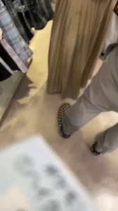 ららポート横浜店 日本人は列に割り込んで，服の山から割り込みをしている.