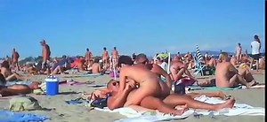 Casal fode em praia de nudismo lotada