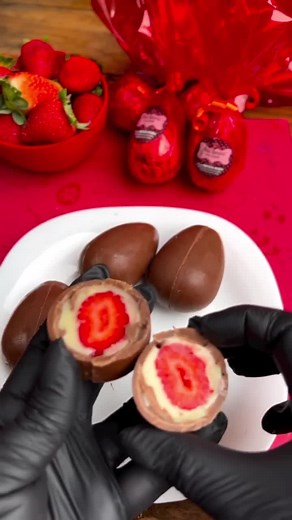 4.9K views · 133 reactions | Mini ovo bombom de morango ❤ Forma Especial SP (Três Partes) 3614 - SP Ovo Liso 50g Comp.: 65 x Diâm.: 42 (mm) Forme Novos Sonhos! @anabananaconetrufado arrasa né? 殺 #bwbembalagens #bwb #chocolate #ovodepascoa #páscoa #formasparachocolate #façaevenda #rendaextra #páscoa2024 | BWB | Facebook