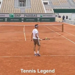 Roger Federer doing Roger Federer things 😳 (🎥: IG/tennislegende) | Express Sport