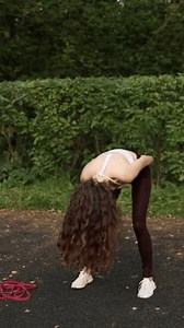 Femme exécutant des mouvements d'échauffement flexibles : vidéo de stock (100 % libre de droit) 3982083935 | Shutterstock